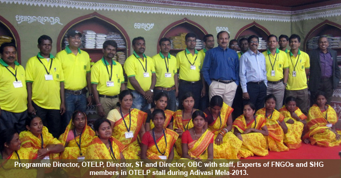 Shri Susanta Nanda,IFS, P.D. OTELP with OTELP staff and SHG members in front of Theme Pavilion of OTELP during Adivasi Mela-2013 at Bhubaneswar.